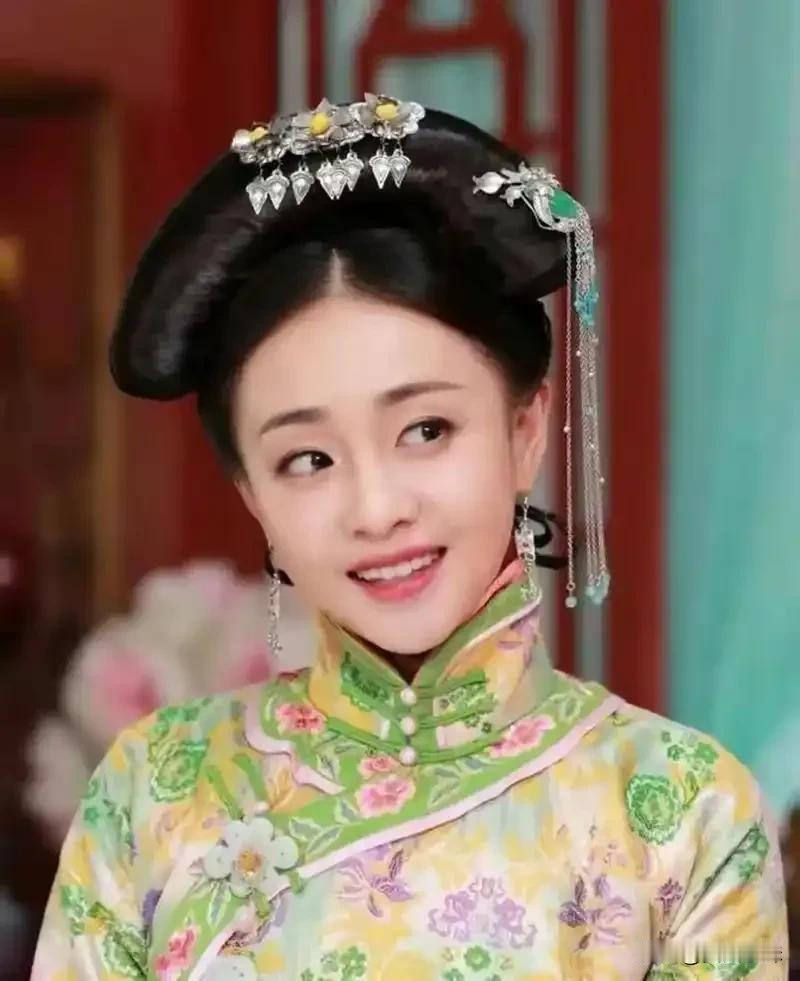 1680年，康熙在惠妃宫中，遇到一个倾国倾城的小宫女，就想宠幸她，可是小宫女却拒