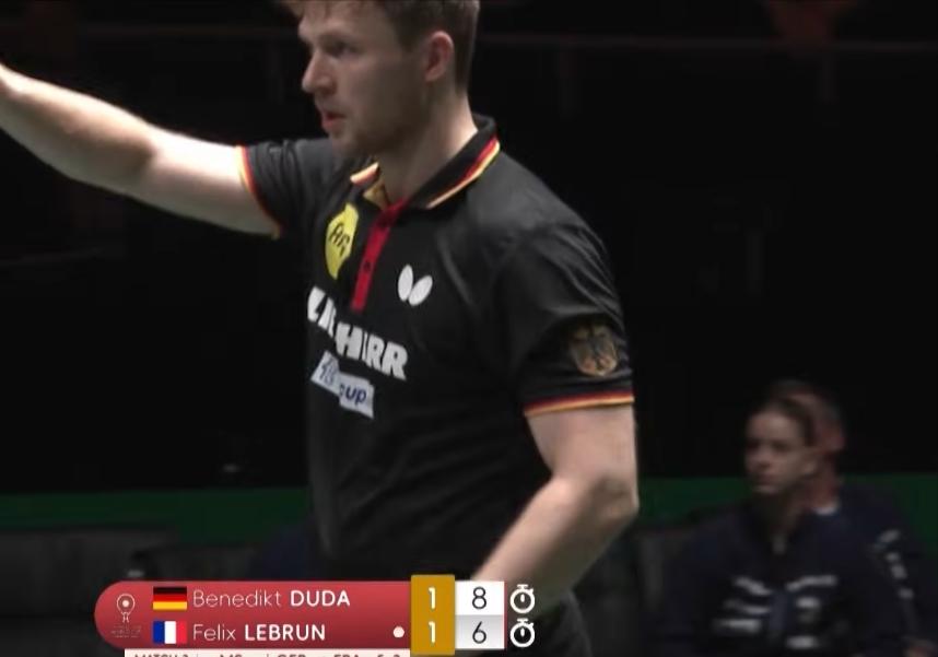 过分了！F勒布伦对战杜达这场球，闪光灯多次照杜达，而且屡教不改。估计两个人没