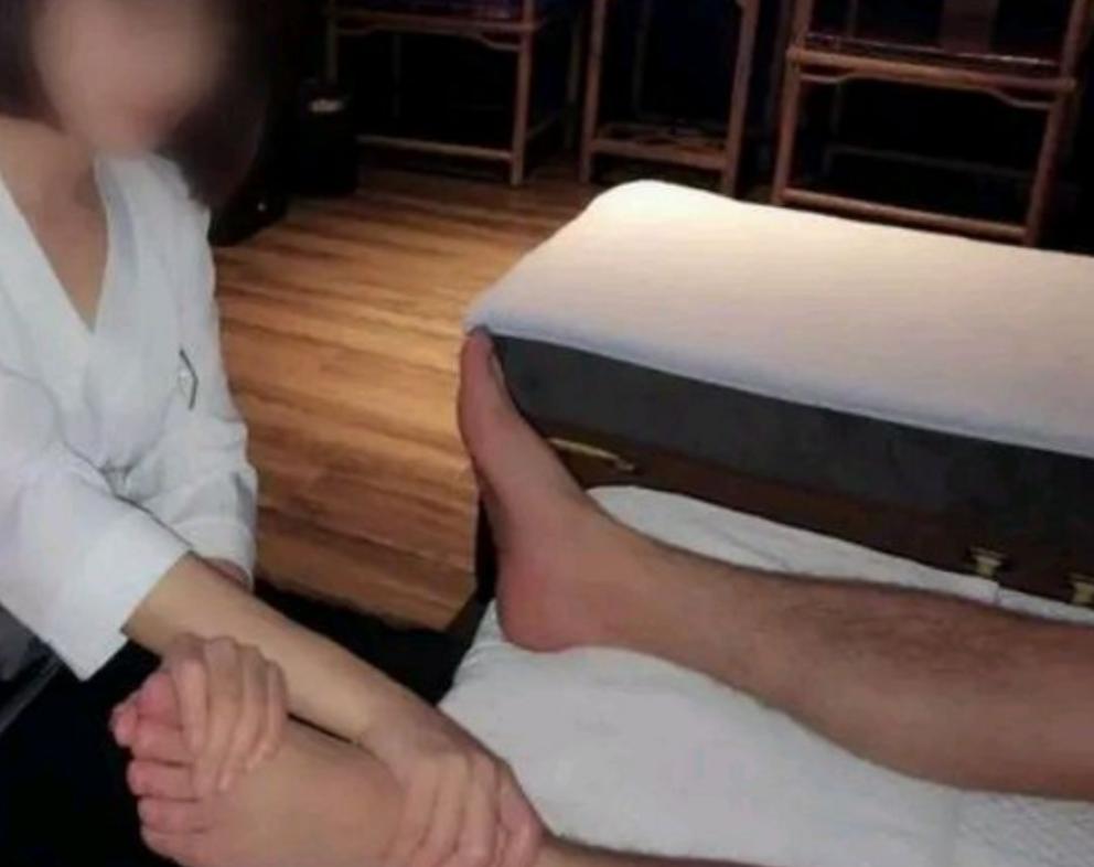 湖南，一男子在凌晨前往足浴店做按摩，进店后店长介绍了5个女技师，男子挑选了一个漂