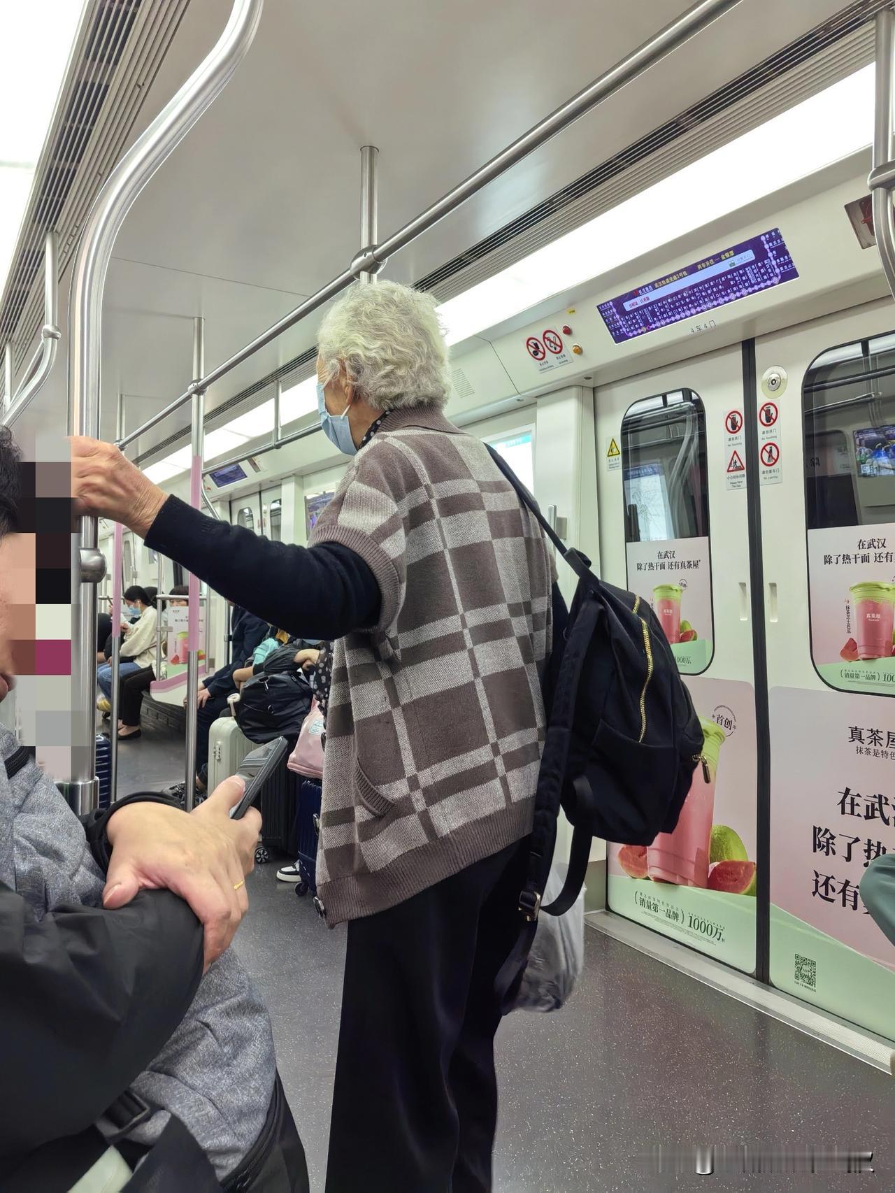 今天在地铁上，我见识了几个大妈的“热闹”。我今天从协和医院坐地铁回家。地铁上