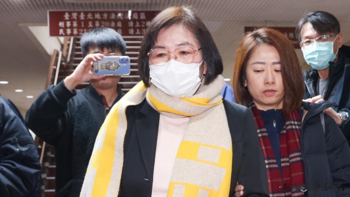 涉死亡连署案！黄吕锦茹“走路喊痛”求拆脚镣检察官摇头：想跑还是很快国民党台