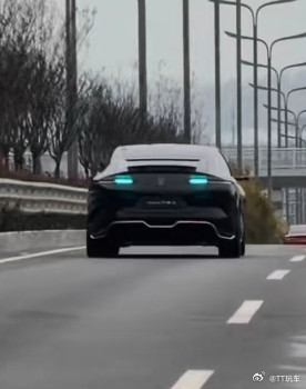 阿维塔发现26款阿维塔12的小蓝灯位置改了，然后阿维塔06T是这样的，我还