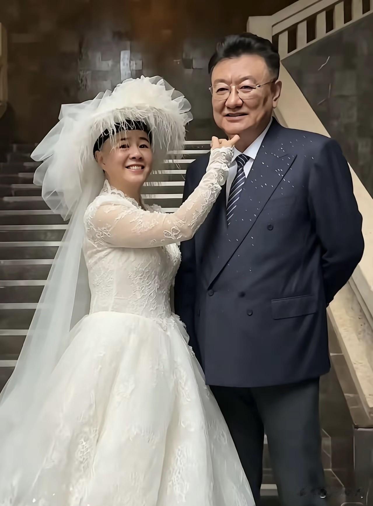 金龟子和王宁拍结婚照，金龟子穿上了婚纱。这次她很聪明，戴了帽子款头纱而不是单纯的