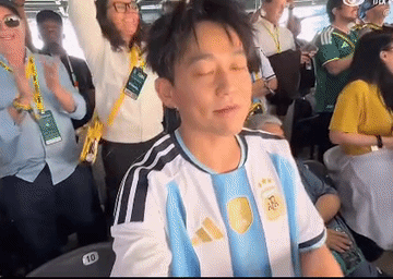 苏醒去看世界杯给粉丝发了五万元的大红包，真有钱[捂脸哭]！苏醒歌手下班后极限飞行