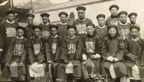 清政府当年为什么拒绝工业化？满清政府当年有个死穴，始终无法解决：中国强大了，那就