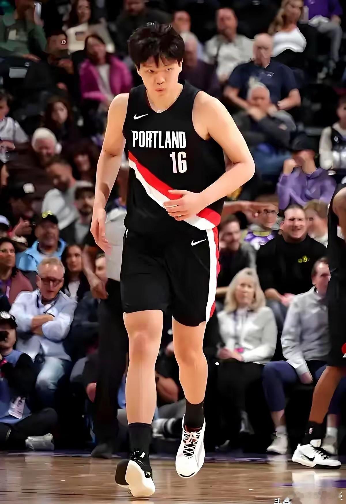 开拓者给杨瀚森的信号，翻译过来就三句话，一句比一句凉。第一句：常规轮换你打不好，