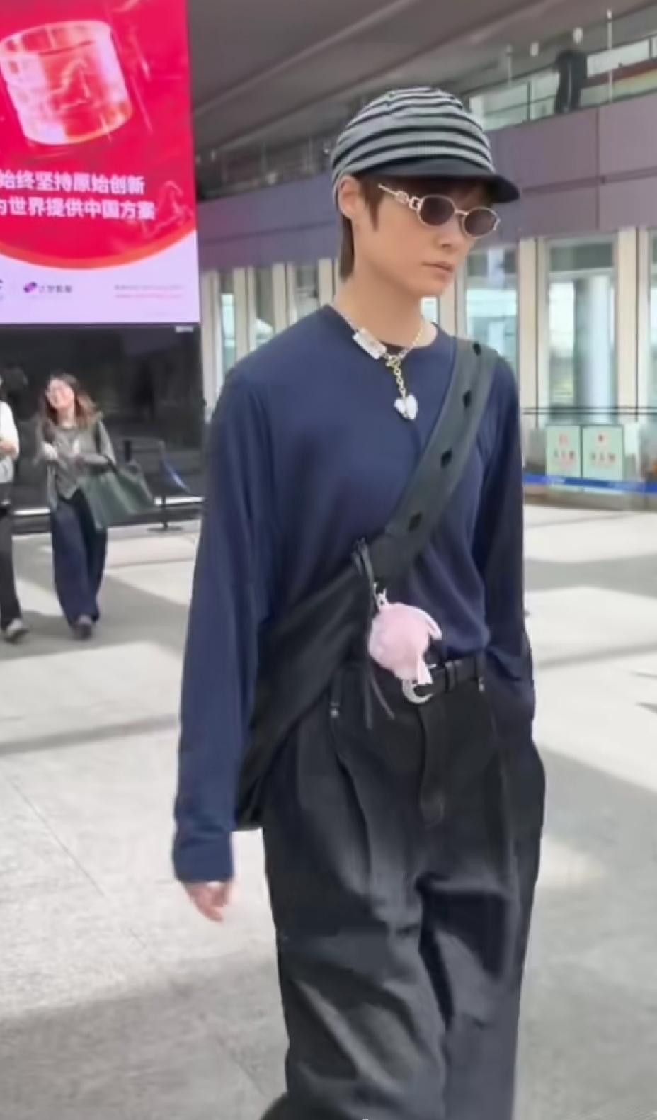 李宇春的中性风越来越偏向男性化，穿衣打扮，走路风格，都像男人一样。