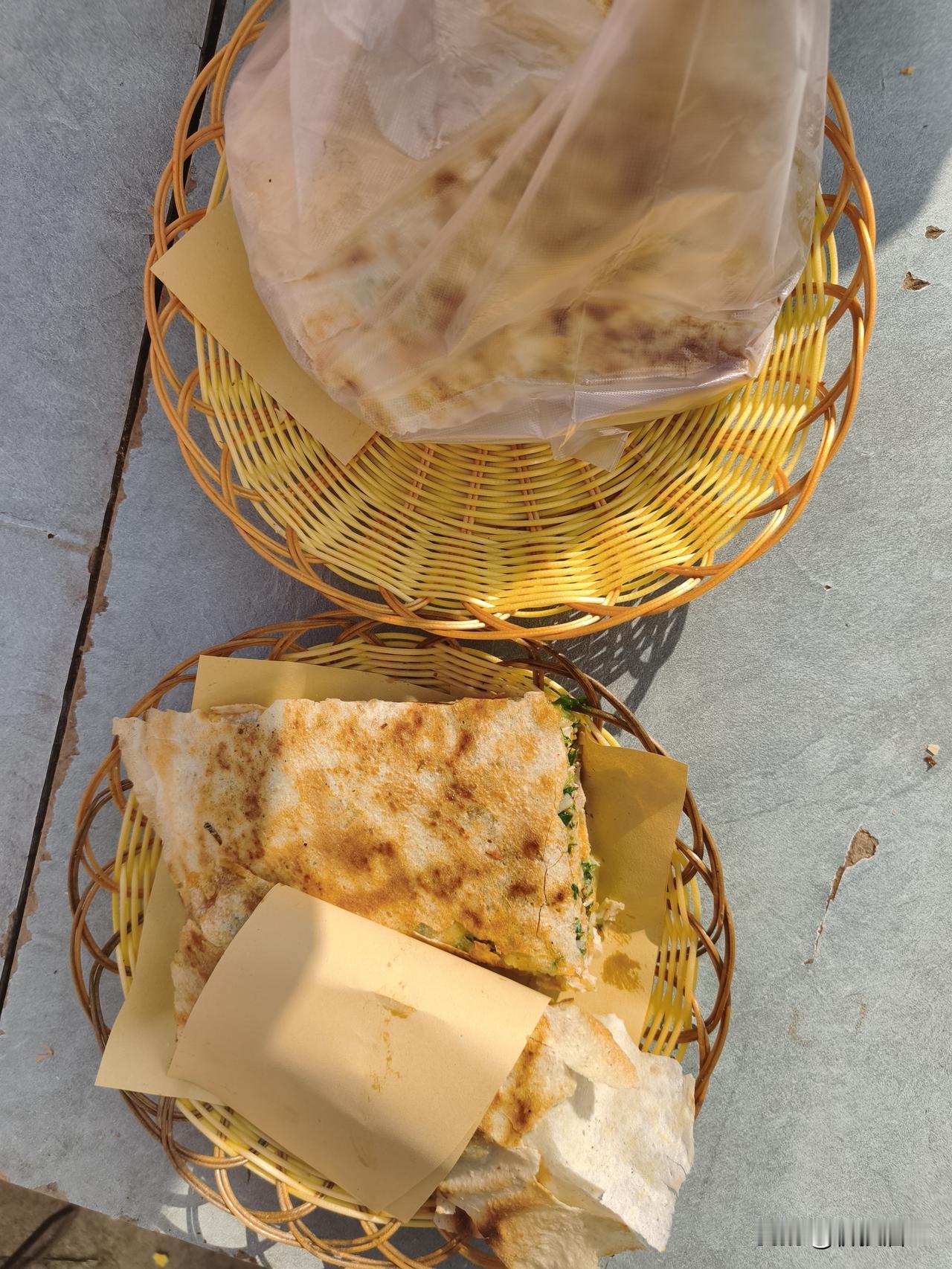 刚带儿子一起去吃菜煎饼，6元一份，加一个鸡蛋一元，我要了两份加两个鸡蛋的，一共1