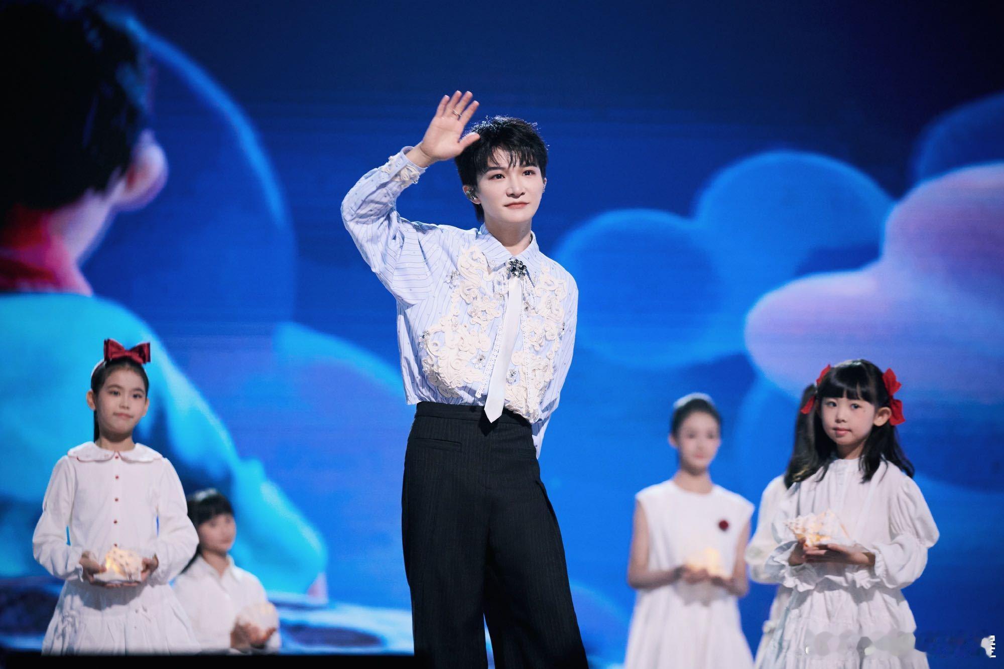 周深一晚上换了14套衣服这怎么不算是周深的换装秀！一晚上整整14套衣服不重样，