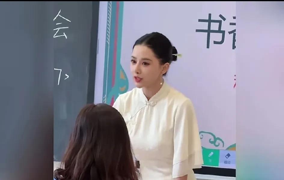 这位漂亮妈妈惊艳了家长会，可是评论区却对她进行了批判。果然女人难，漂亮女人更难