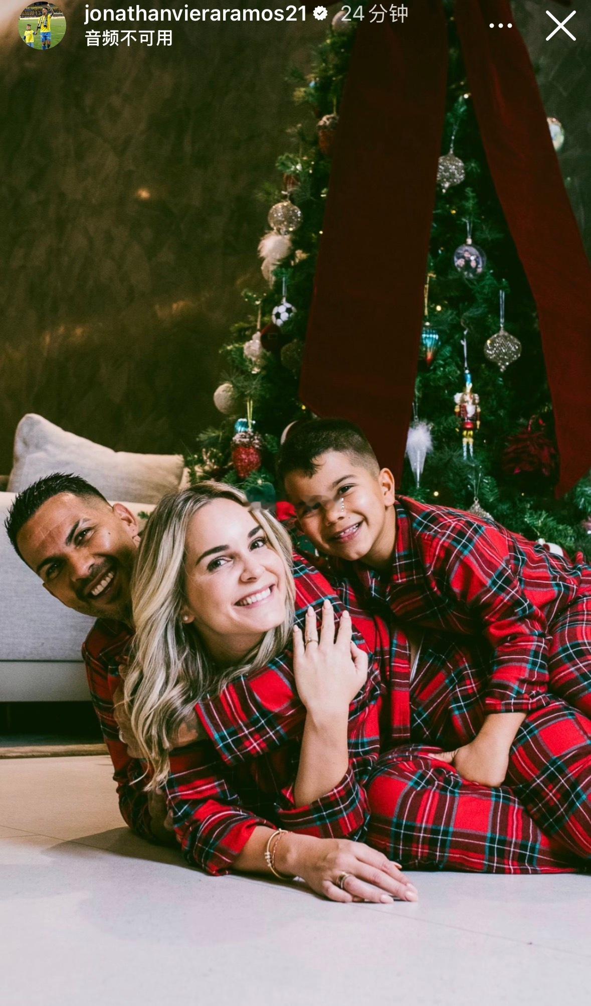 北京国安北京国安比埃拉一家拍摄🎬圣诞🎅🏻写真。