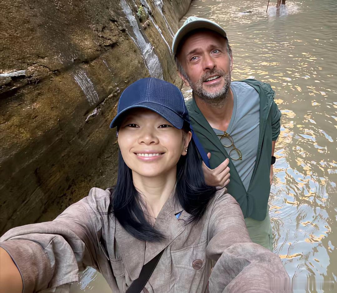 45岁超模吕燕和外籍老公现身美国大峡谷徒步旅行，他们一起玩山水，还一起笑容满面拍