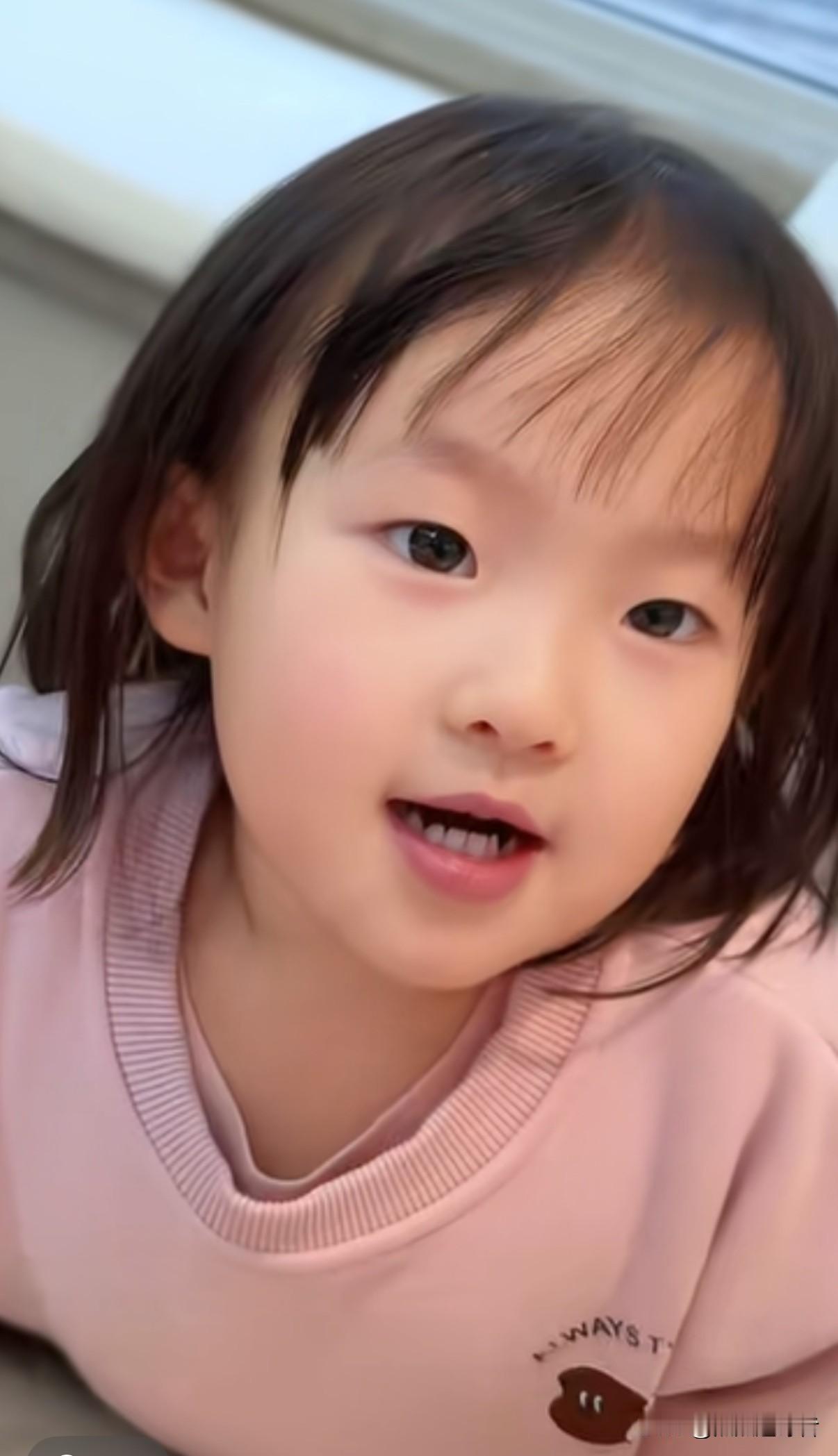 今天，黄一鸣更新了一则闪闪的视频。视频中，或许是闪闪见黄一鸣走路不太灵便，便关切