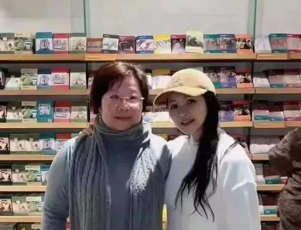 57岁伊能静在英国被偶遇，淡妆出镜，网友:我以为是旁边的老奶奶