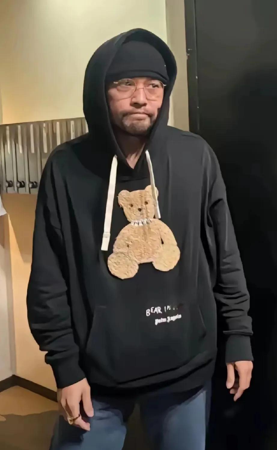 这是大家印象当中的周杰伦吗？不仔细看，还真的是认不出来。要知道，周杰伦都快50岁