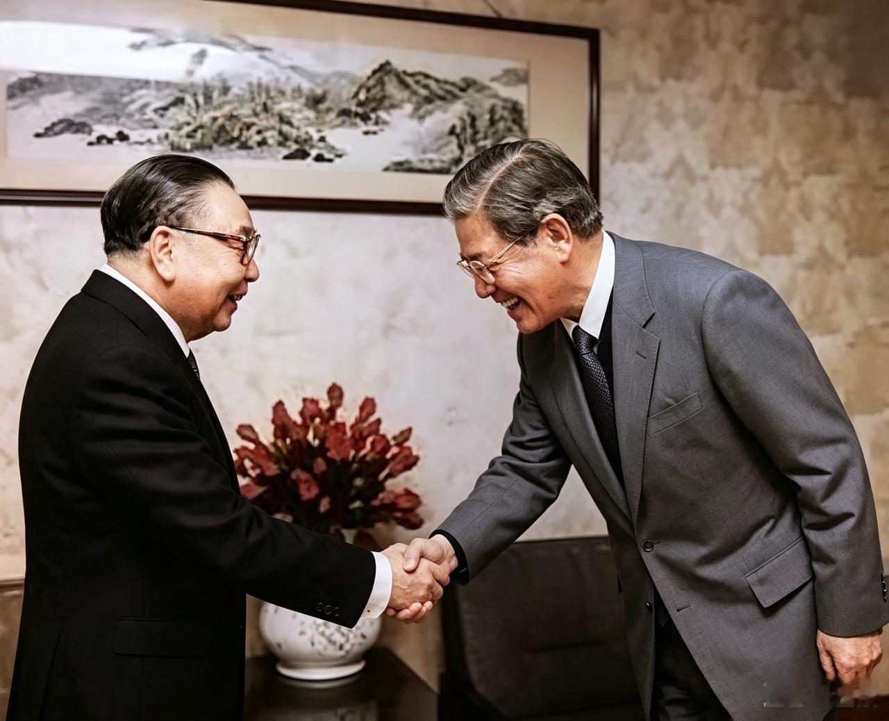 这是蒋经国和他的接班人李登辉握手在一起的照片，你看看，李登辉唯唯诺诺的奴才样。