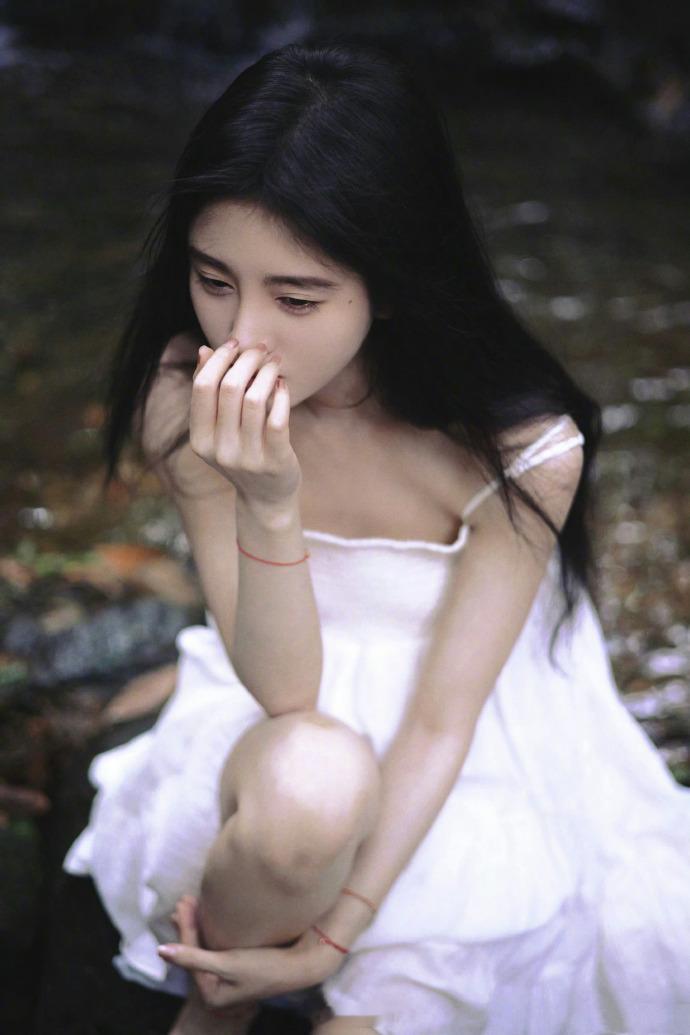 我还是对鞠婧祎这组林间小白裙念念不忘湿哒哒的眼神含氧量极高