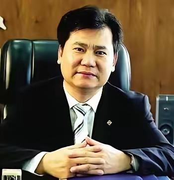 我表叔在南京做了二十年家电生意，早年见过张近东。他说老张根本不像现在报道里写的那