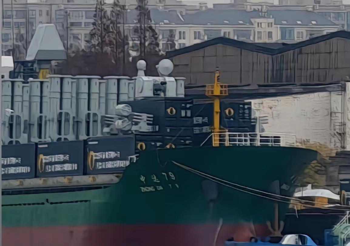 干得漂亮！中国将货船改装成军舰，让对手防不胜防。据美国《战区》网站25日消息，