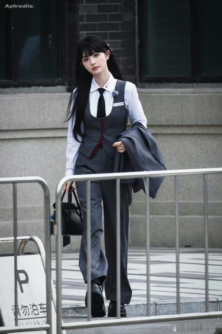 网友选出穿西装最好看的95花TOP9王楚然TOP8李兰迪TOP7关晓彤TOP6徐若晗TOP5田曦薇T