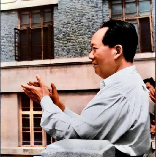 1949年9月30日，毛泽东以575票当选主席，距离“满票”缺了一票，周恩来找到