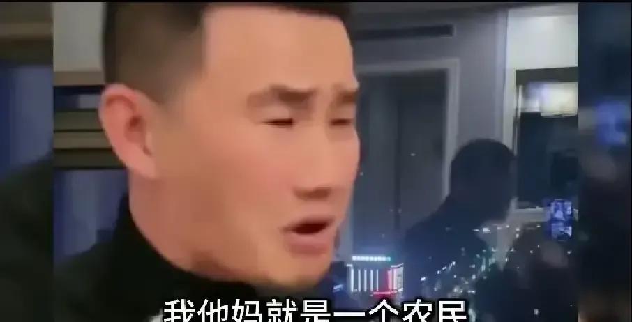 嘎子谢孟伟在直播间哭得跟水龙头似的，说自己卖酒卖丢了良心。我盯着屏幕看他抹泪，