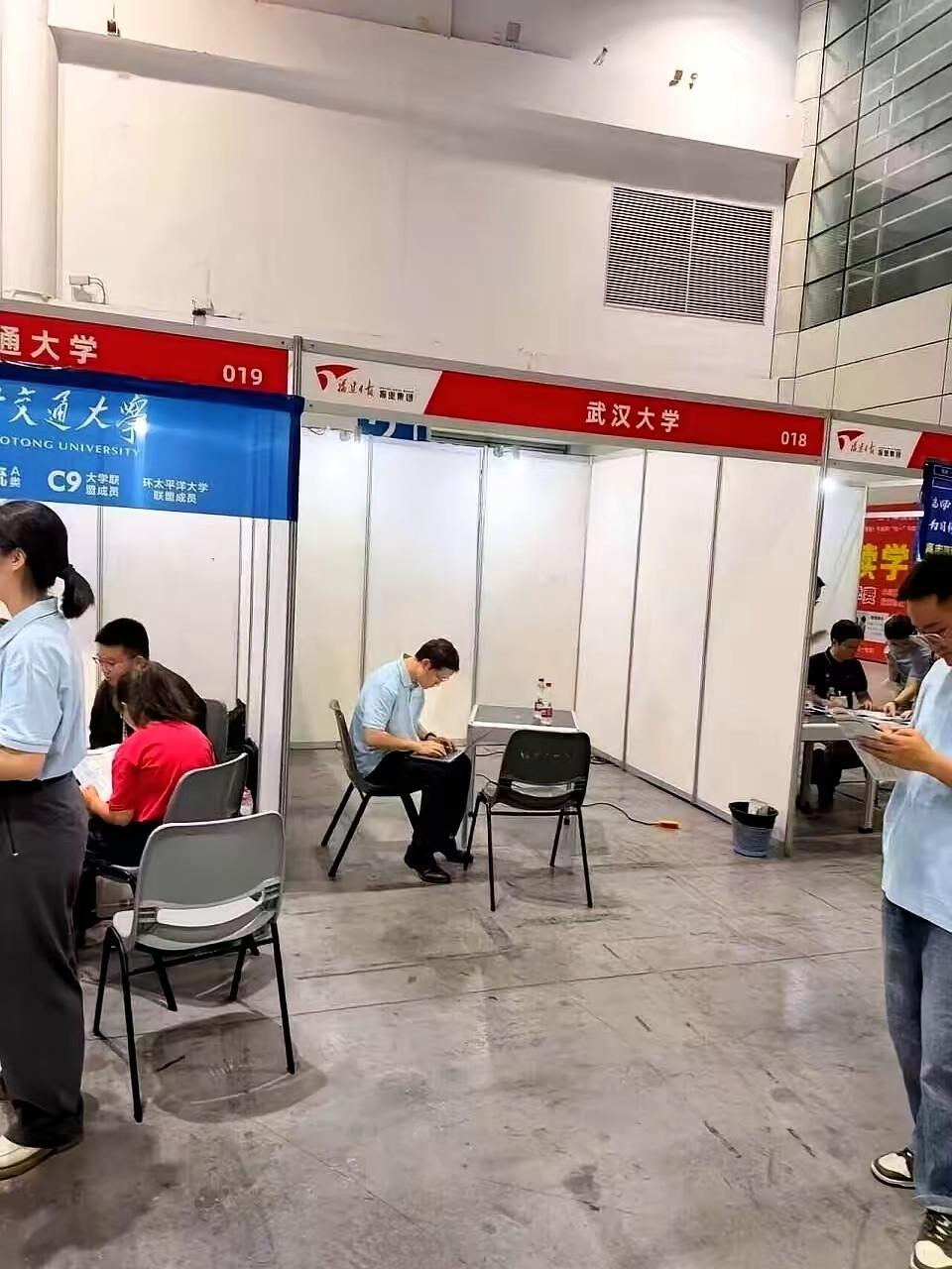 武汉大学招生遇冷？开国际玩笑！有点常识的人，一看就是假的。人家武汉大学还会跑到