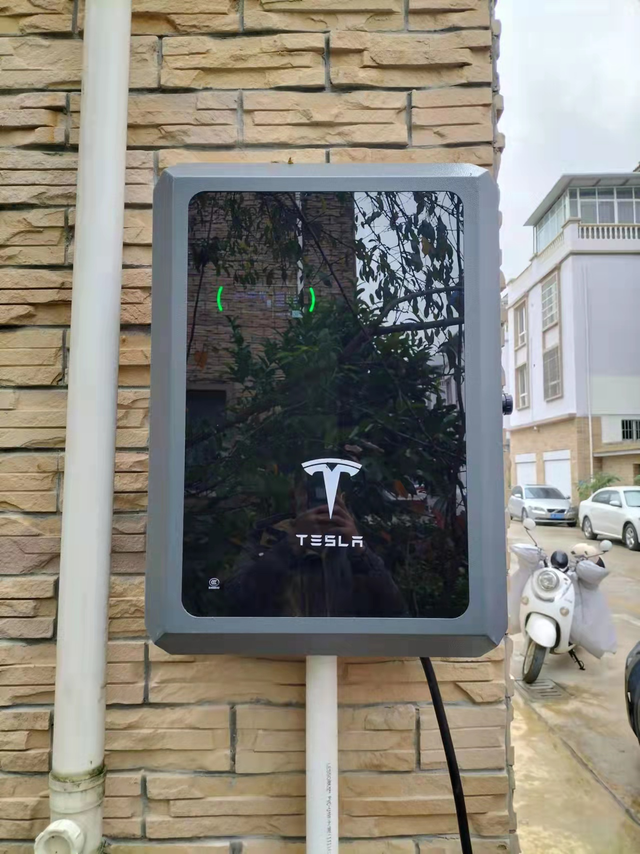 特斯拉三方380V21KW充电桩安装完成因为露天安装，套了一个箱子，防晒防雨。