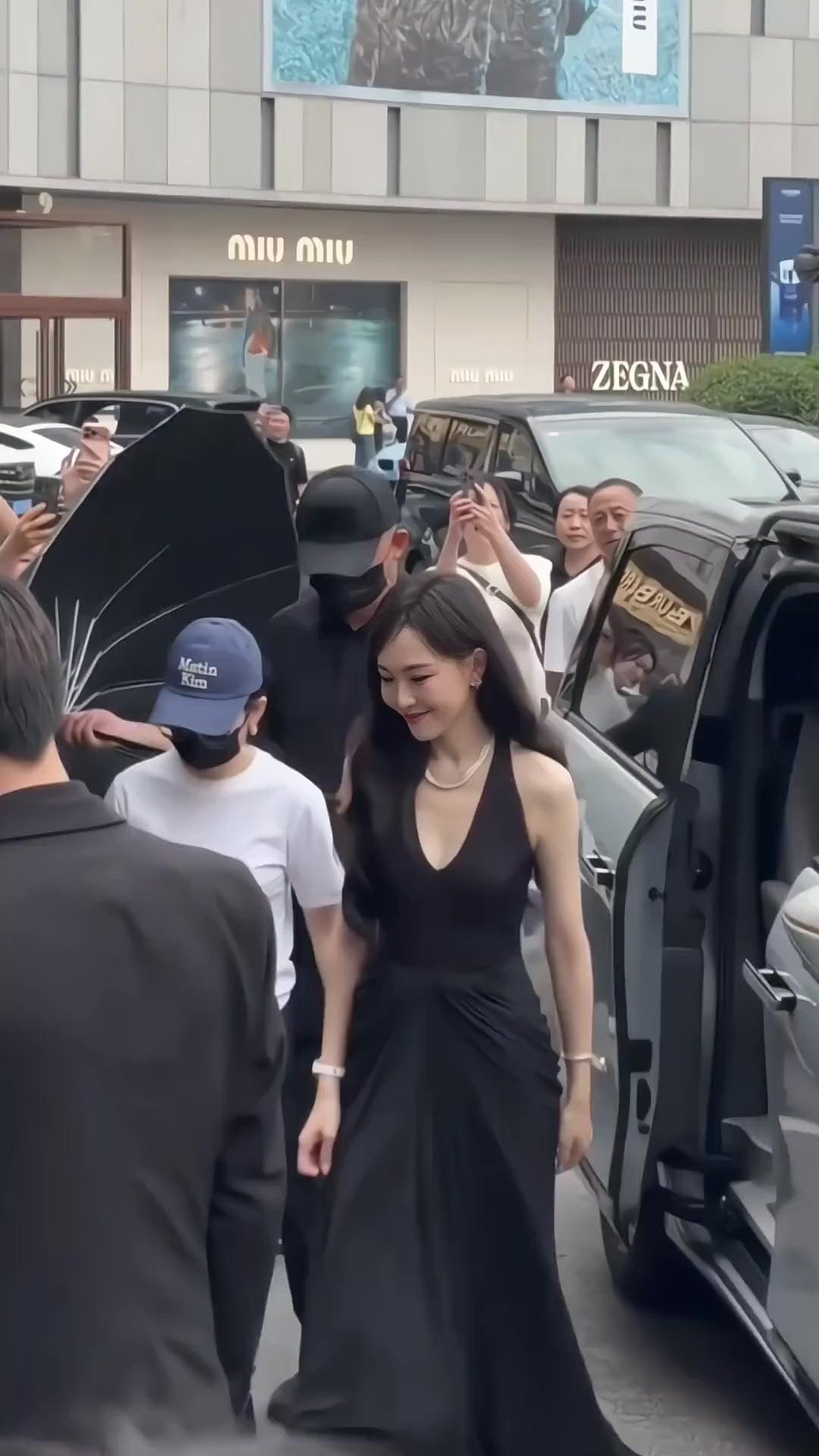 偶然在街头碰到唐嫣，整个人状态舒展又亮眼，步伐利落自带气场，完全是路人看了都会忍