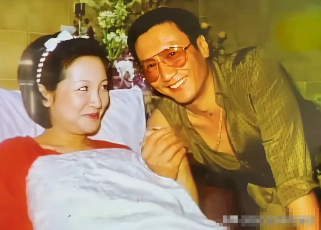 狄波拉从年轻到年老都是留着短发，不知道是因为短发好打理还是她自己觉得留长发不漂亮