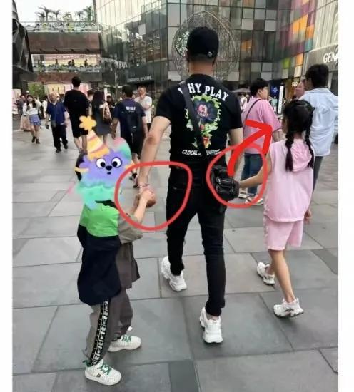 看汪峰带两个孩子逛街，原来明星家的孩子也要卷学习啊！两个孩子穿的简单，一路上蹦