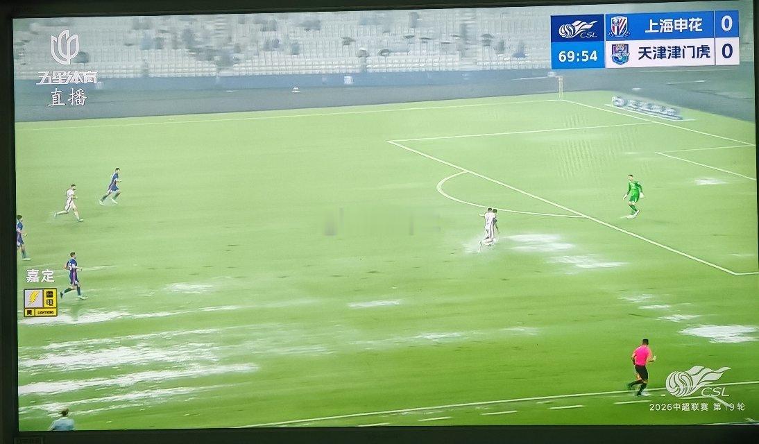 上海体育场场地积水成这样，确实难得一见。以上海体育场的草皮渗水能力，雨量之大可见