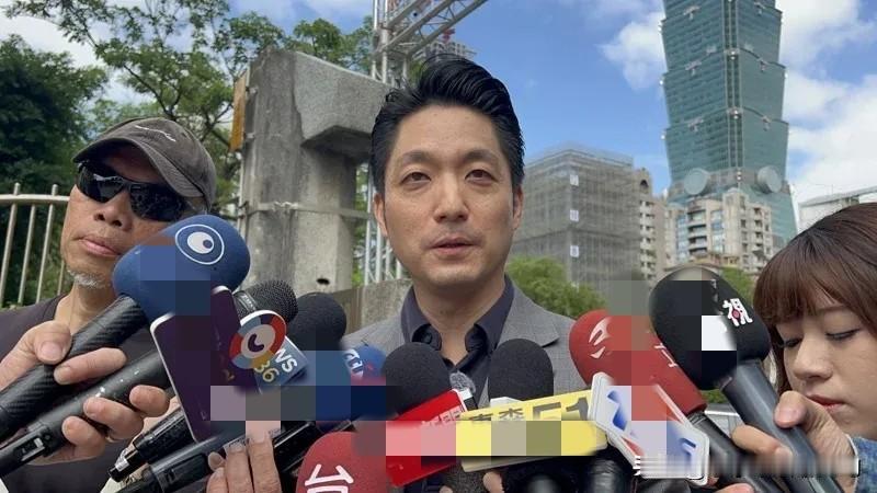 蒋万安回答说：“我们应该纪念那些捍卫中华XX、保卫台湾、为中华XX牺牲奉献的前辈