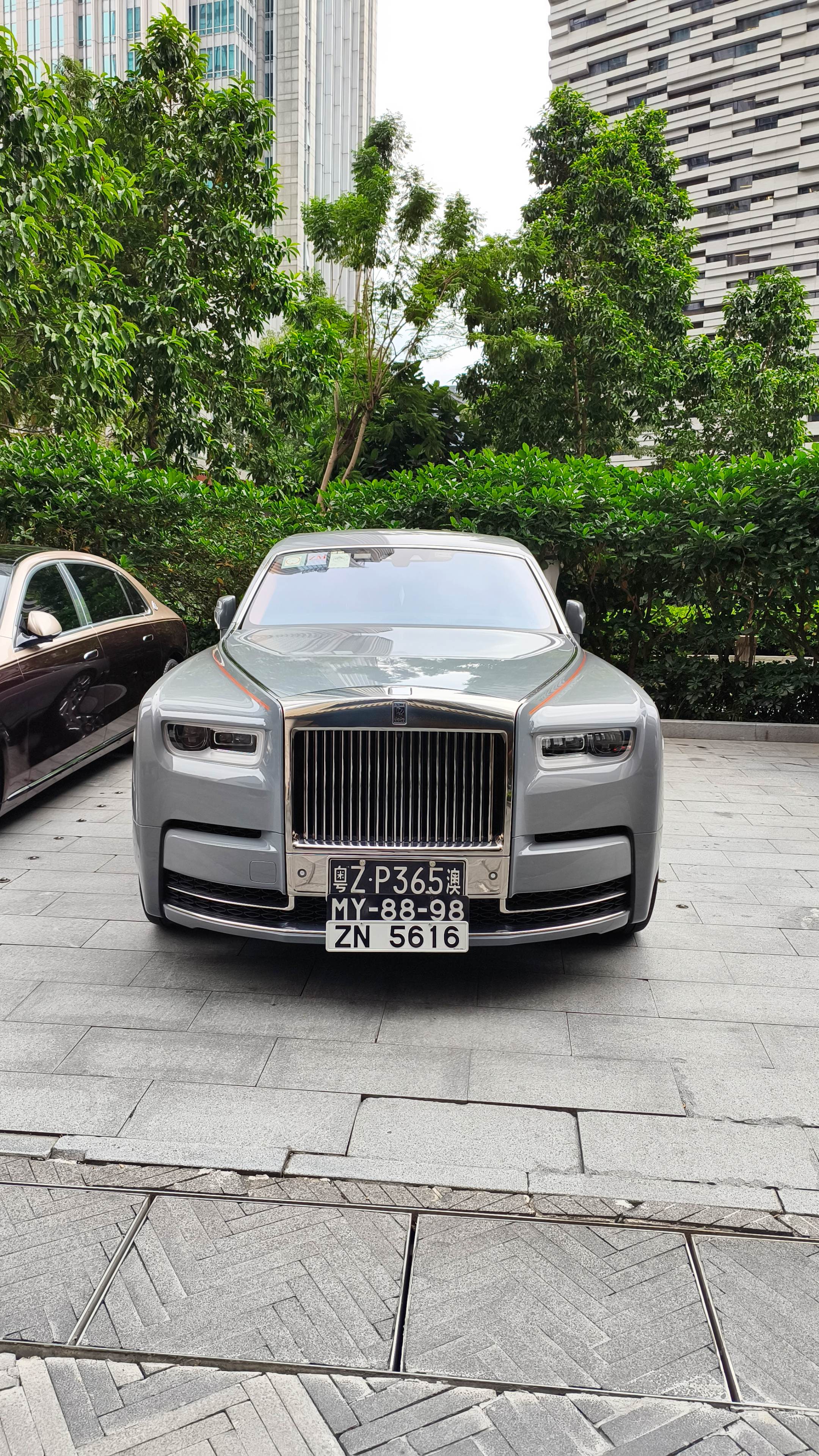在广州K11偶遇三地澳门车牌顶级大佬座驾劳斯莱斯幻影八代加长，风暴灰的...