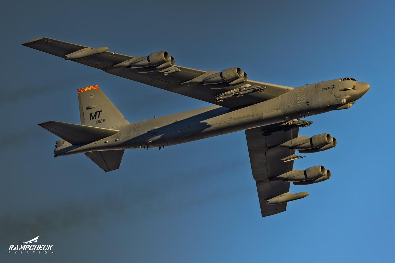 四张在内利斯空军基地（NellisAFB）拍摄的B-52“同温层堡垒”（St
