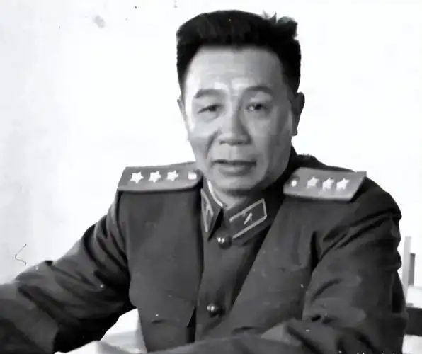 1938年，新四军司令陈世俊去买香烟，结账时却无意看见了店老板的手腕。愣了一下之