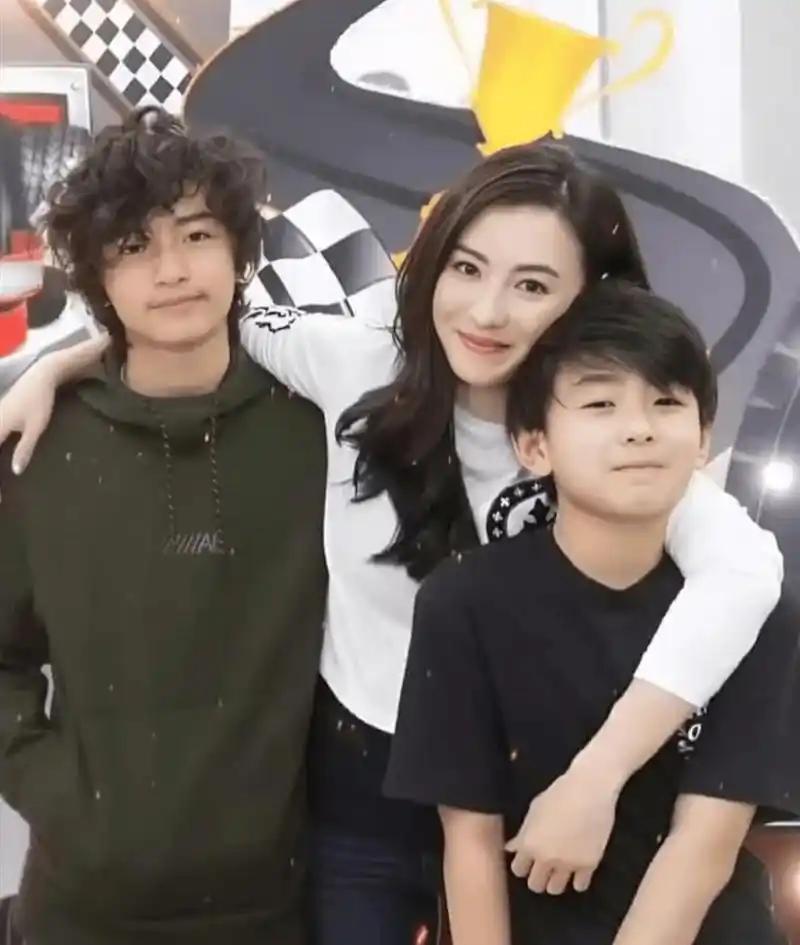 张柏芝的三个儿子太帅了，哥三个没有一个丑的，尤其是次子更是凭借出众颜值和暖心性格