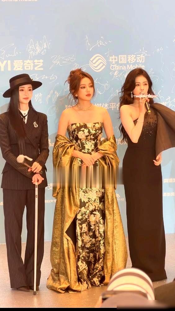 看到何瑞贤站在白鹿身边，我心里咯噔一下。那身黑金礼服像把刚出鞘的冷剑，瞬间把旁