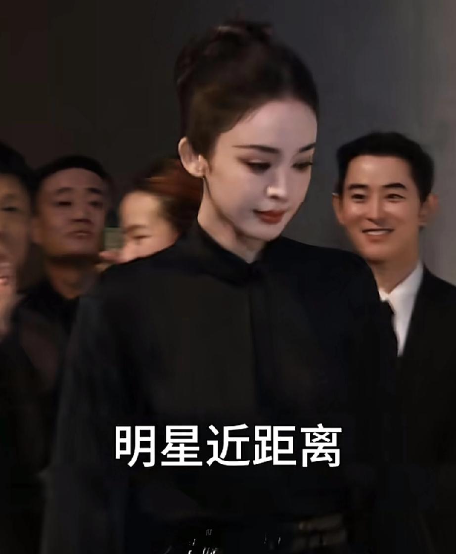 人家都站在台上，就娜扎一人拿着小包走来走去，是模特吗？看到她穿得这一身，皮裙加