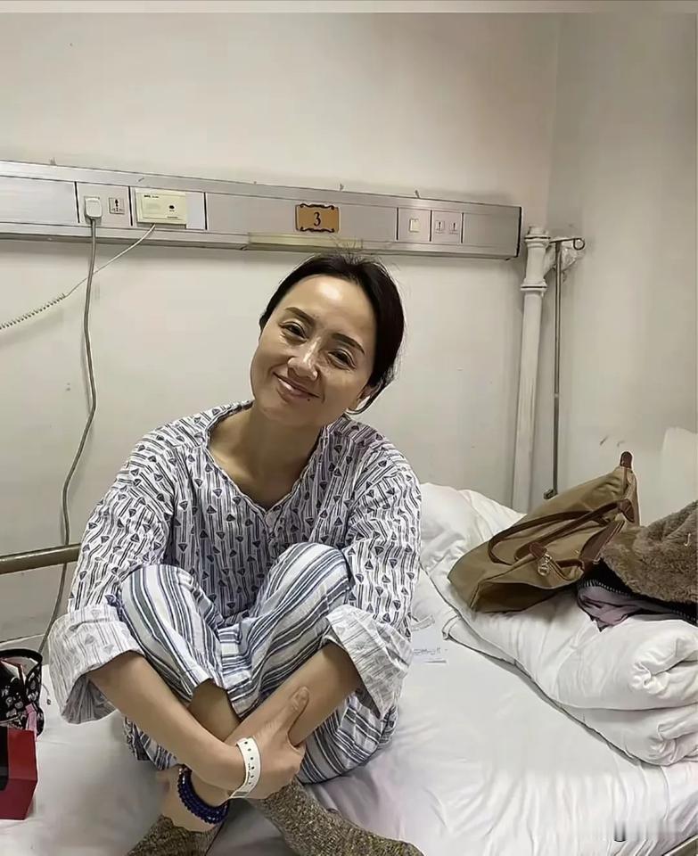 朱媛媛住院照曝光！痛惜！演员、辛柏青妻子朱媛媛病逝，享年51岁。辛柏青在讣告中