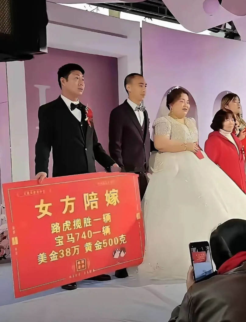 不得不说，新郎可以躺平一辈子了，笑在心里乐开了花呀！