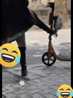 因果报应！以前不信的，现在信了。一女子上身穿着黑色大衣，下身穿的是裙子，脚穿皮