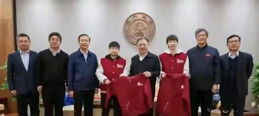 有懂的吗？孙颖莎，王曼昱和教授们合影，为啥手里都要扯件衣服，好像是她们的运动服装