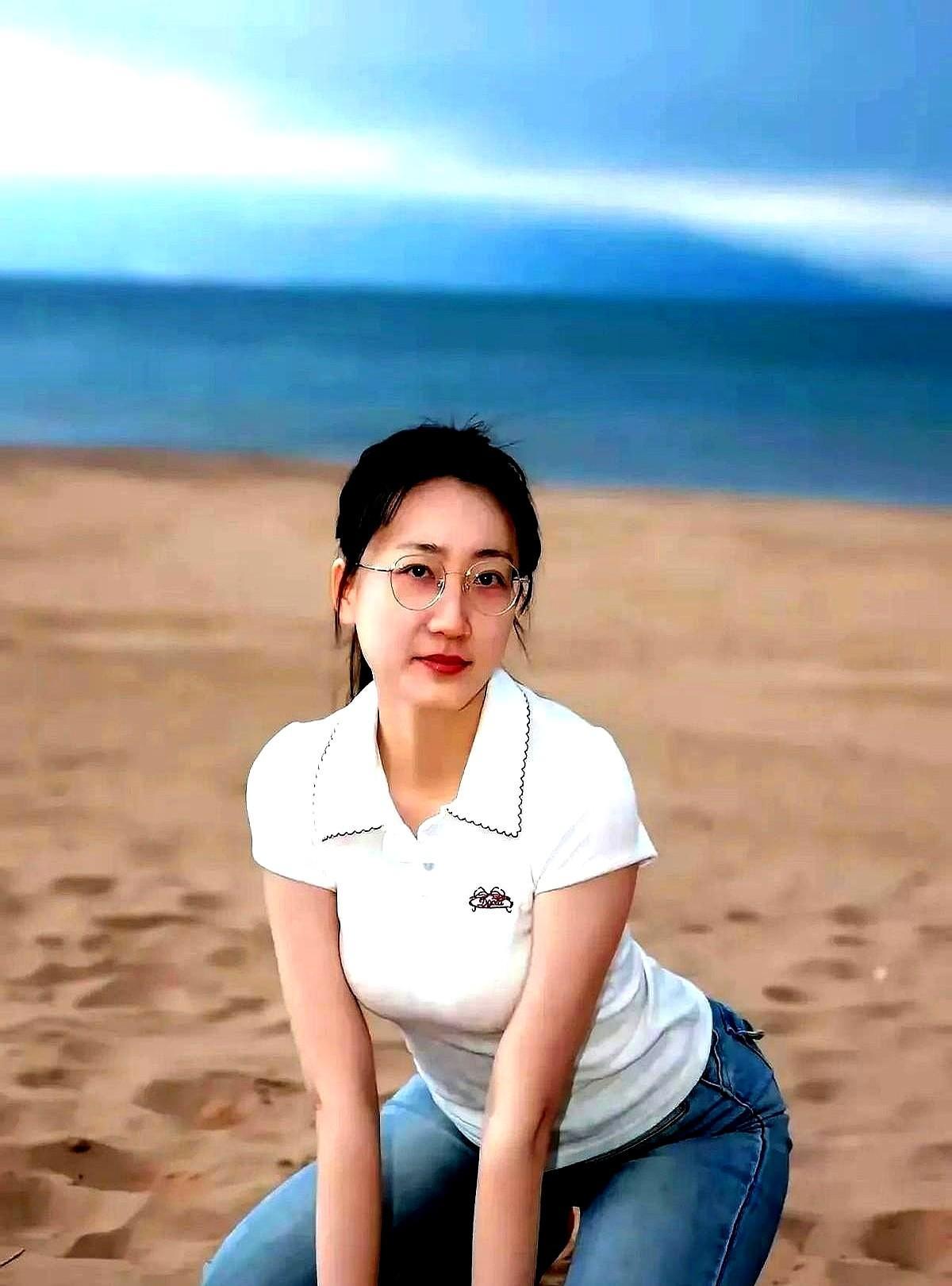 “反差小姐姐玩的就是反差，上半身女教师，下半身女叫兽啊这是”，刷到这种设定真的会