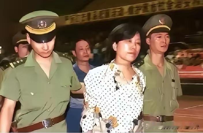 刑场上她喊了一句“我不服”，全场没人敢接话。1985年，西安刑场。一个女人的手