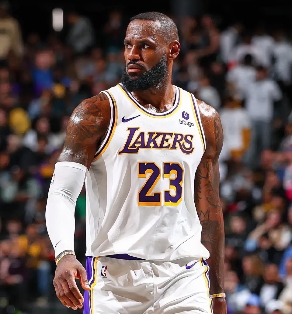 詹姆斯职业生涯第23个赛季的前2场常规赛表现！！主场对阵爵士队：首发上场29分