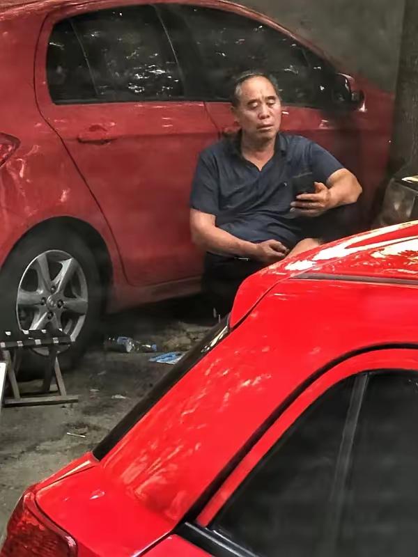 为什么现在70岁的老头越来越少了？原因很现实最近我在小区里、学校门口接孩子