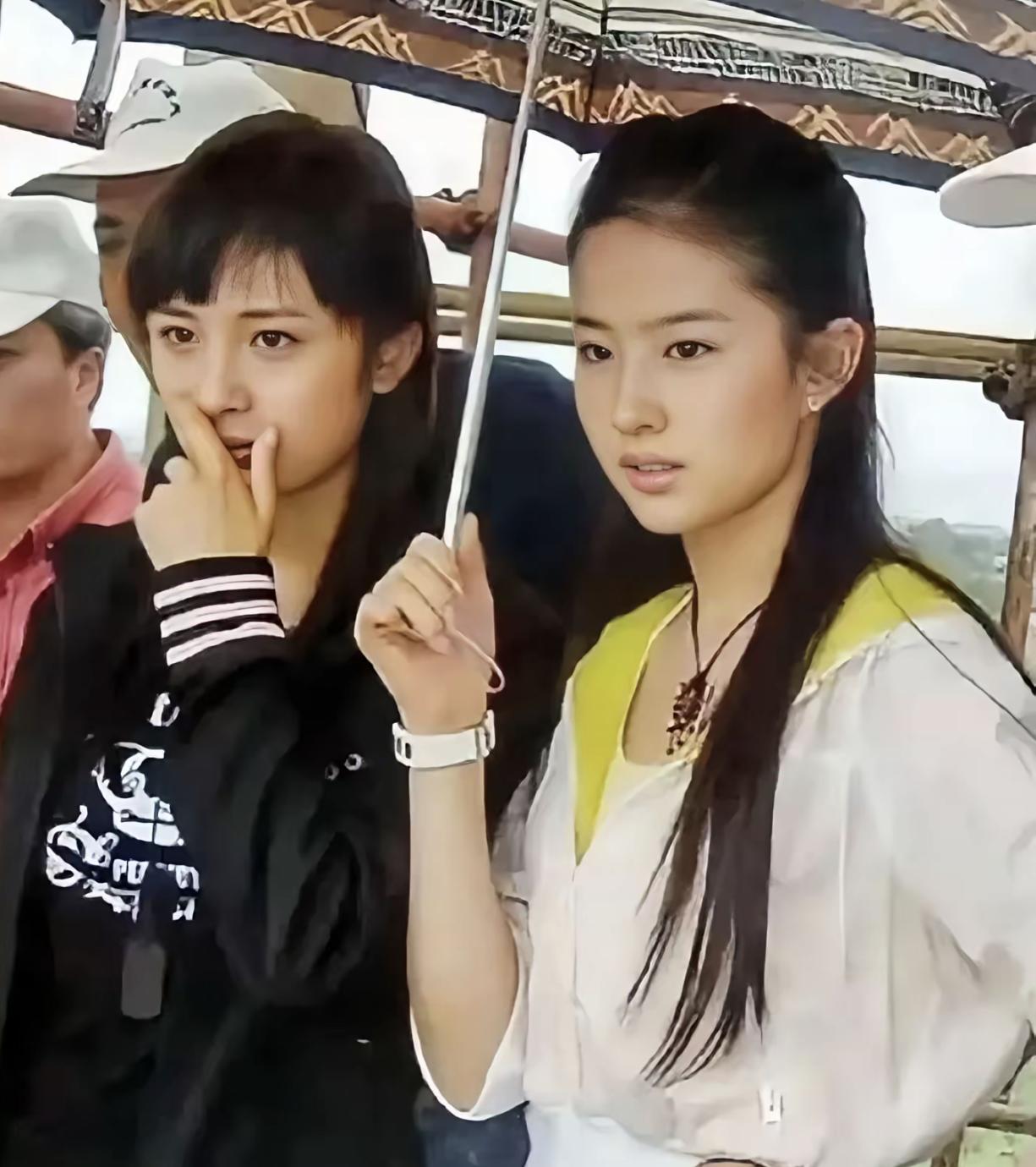 这是杨幂和刘亦菲早年难得同框的素颜照，没有美颜滤镜，少女感很强。杨幂