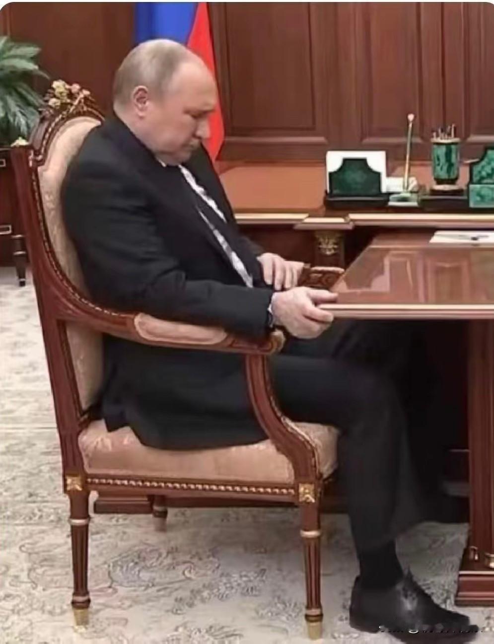 硬汉最近很烦，经济不留脸面，战场仍缺兵员，民生处处艰难。对方那个小演员，你不