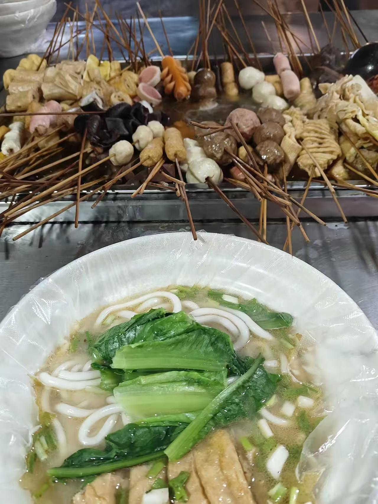 这个社会对老实人的恶意无处不在。刚出社会的时候，买蒸饺那个摊主一副黑心面相，当着